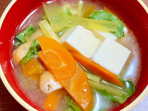 人参と小松菜と豆腐の味噌汁